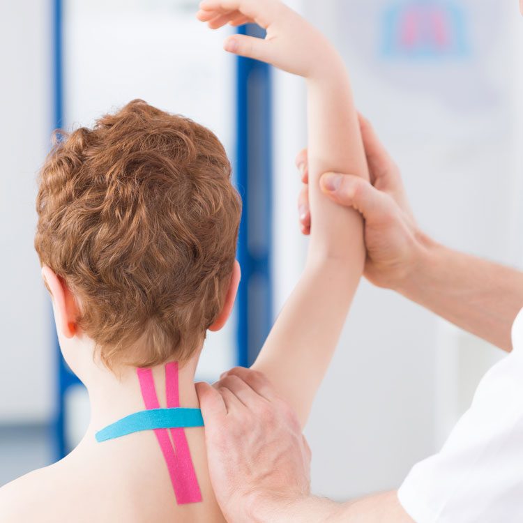 Tratamiento de niño con problemas musculares